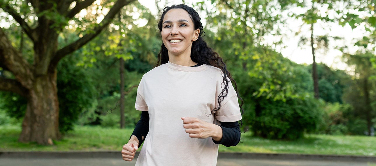 Cuidados-del-sistema-digestivo-mujer-moviendose